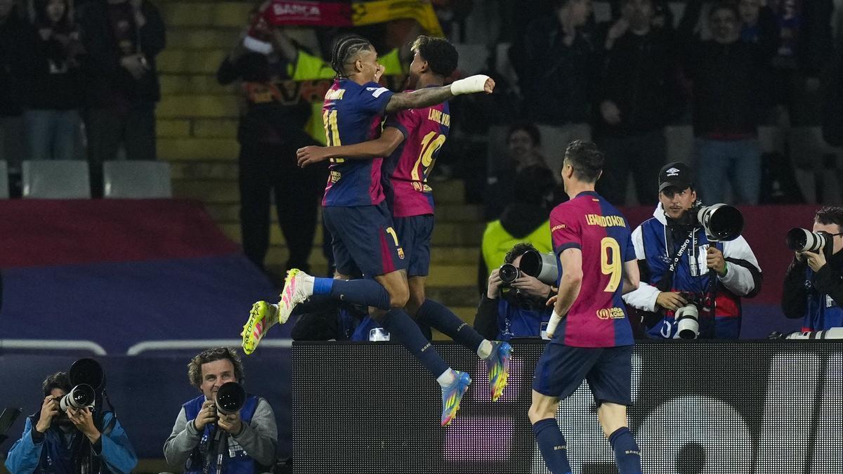 Lamine Yamal, Raphina y Lewandowski celebran un gol.
