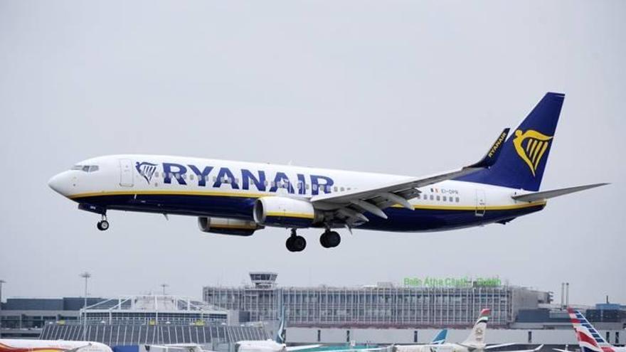 Fotografía de archivo de un avión de la aerolínea Ryanair cuando aterriza en el aeropuerto de Berlín