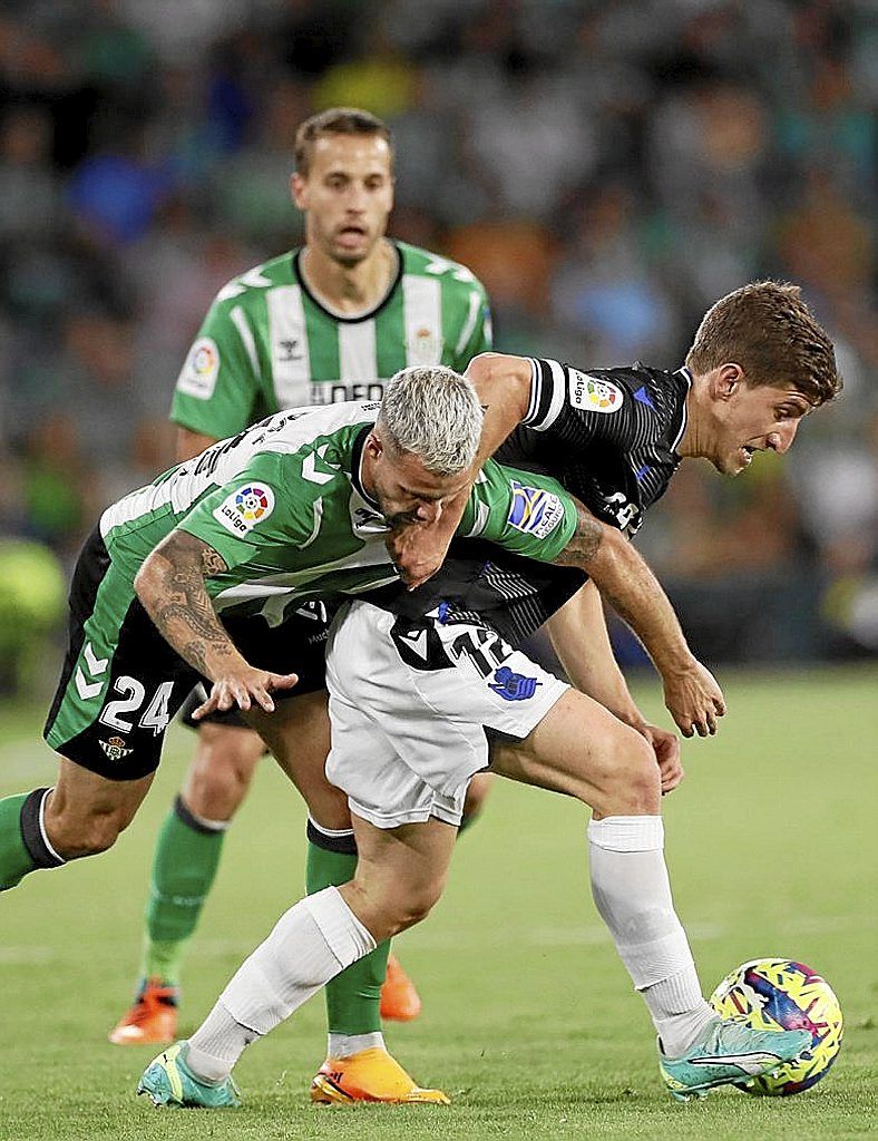 Aihen Muñoz protege el balón ante Aitor Ruibal.  