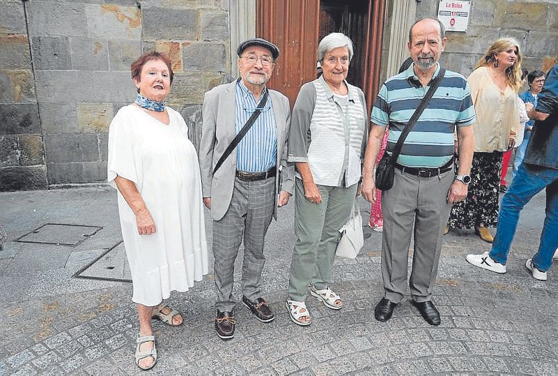 Elena Bolzoni, Eugene Behal, Isabel Codón y Andrés Galán charlaron antes de subir a la sala donde se celebró el encuentro.