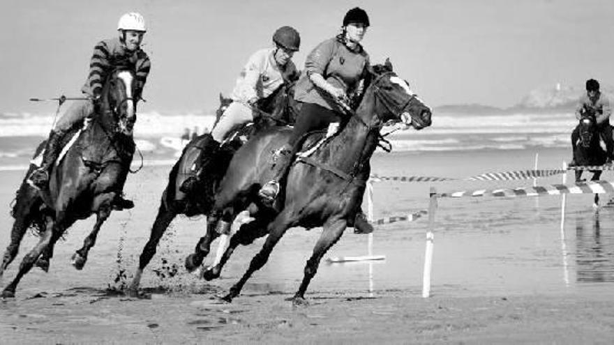 Unos jinetes recorren el circuito del año pasado, en la primera edición de la carrera de caballos celebrada en la playa de Zarautz.