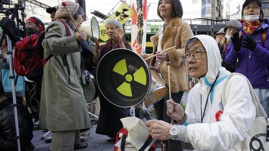 Un grupo de manifestantes protestan contra la utilización de energía nuclear en Japón con motivo del aniversario de Fukushima.