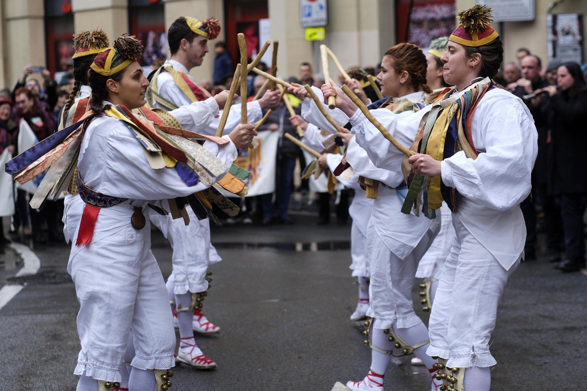 Fotos del homenaje a la estatua que corona el monumento que se erigió hace más de 100 años recordando la lucha popular en el Día de Navarra