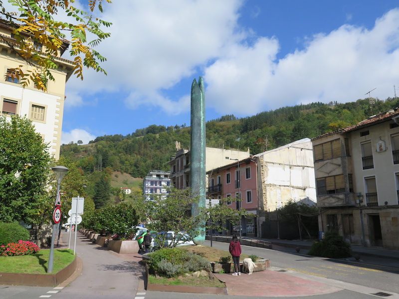 La escultura Goruntz simboliza la unión de los dos pueblos.