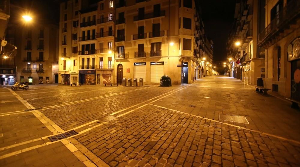 Imágenes de las calles del Casco Viejo de Pamplona con los bares cerrados a partir de las 10 de la noche