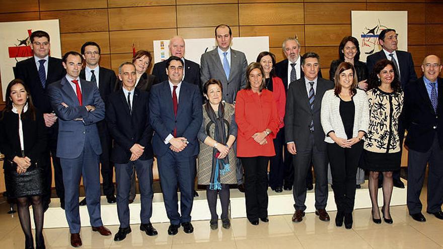 Fotografía facilitada por el Ministerio de Sanidad de la responsable del Departamento, Ana Mato (5d-primer fila), junto a la secretaria general del Ministerio de Sanidad, Pilar Farjas (c), y los asistentes al Consejo Interterritorial de Salud.