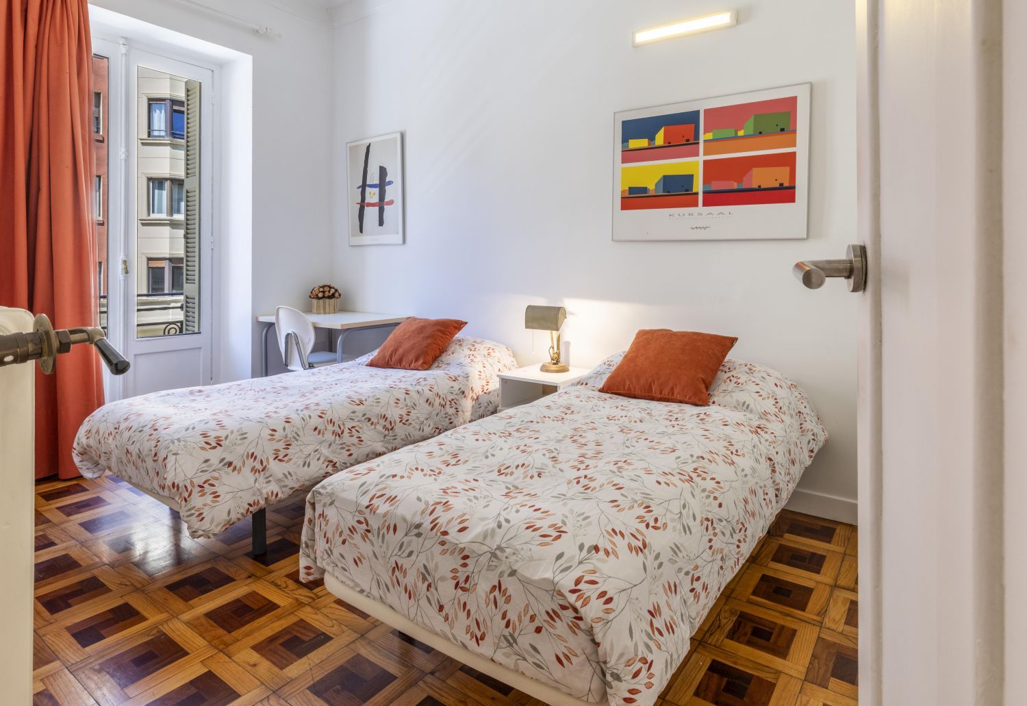 Magnífica propiedad en venta ubicada en un edificio señorial, situada en una de las zonas más elegantes del céntrico barrio de Gros