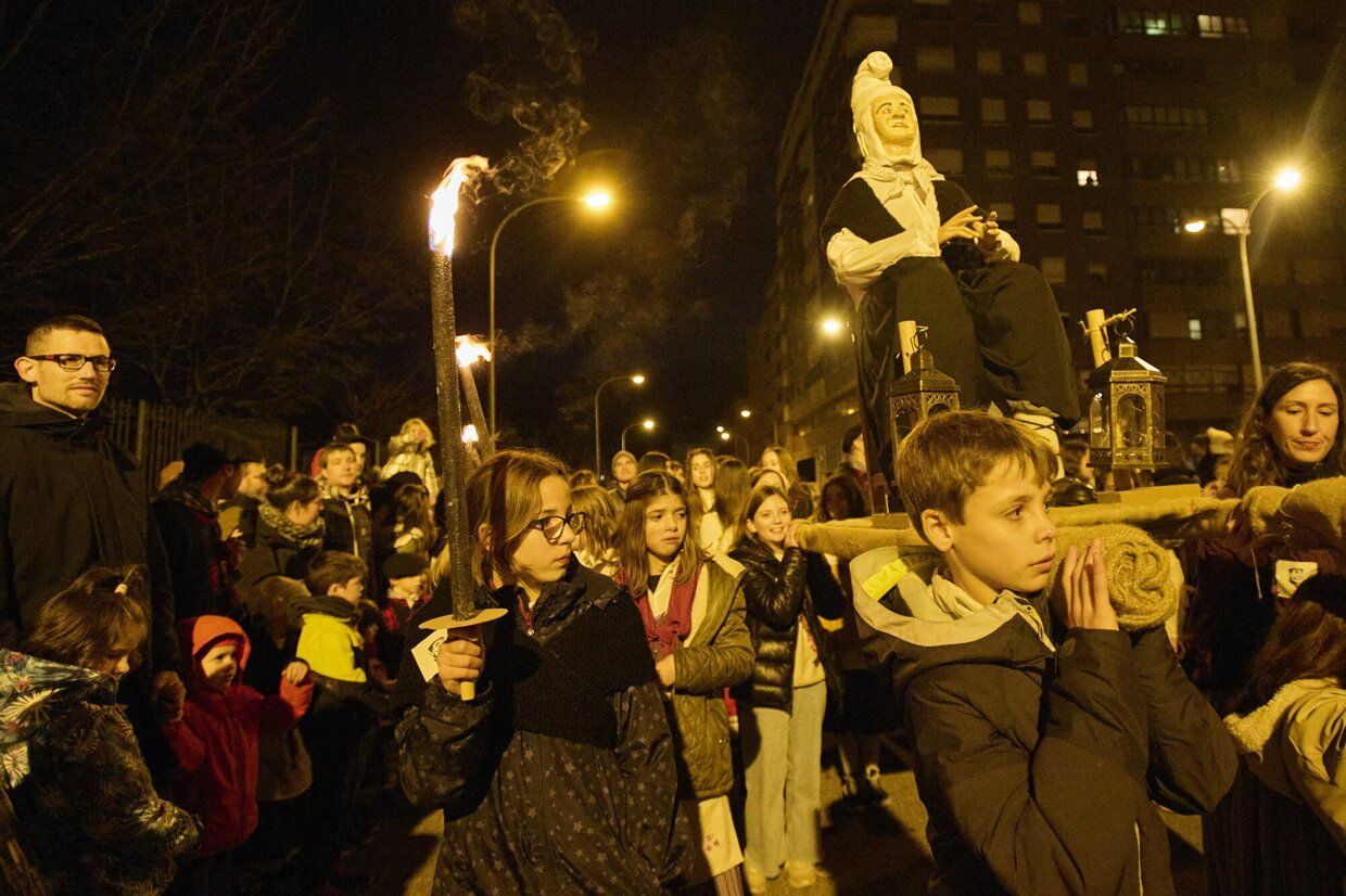 Olentzero y Mari Domingi recogen las últimas cartas en Iturrama