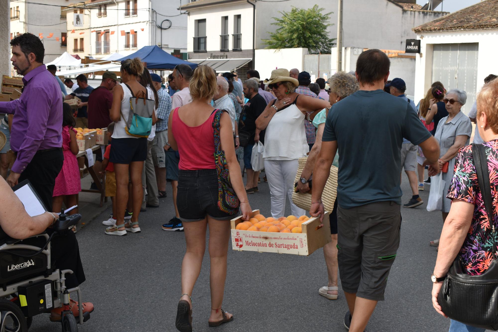 Fotos | Más fruta y más puntos de venta en la Feria del Melocotón de Sartaguda