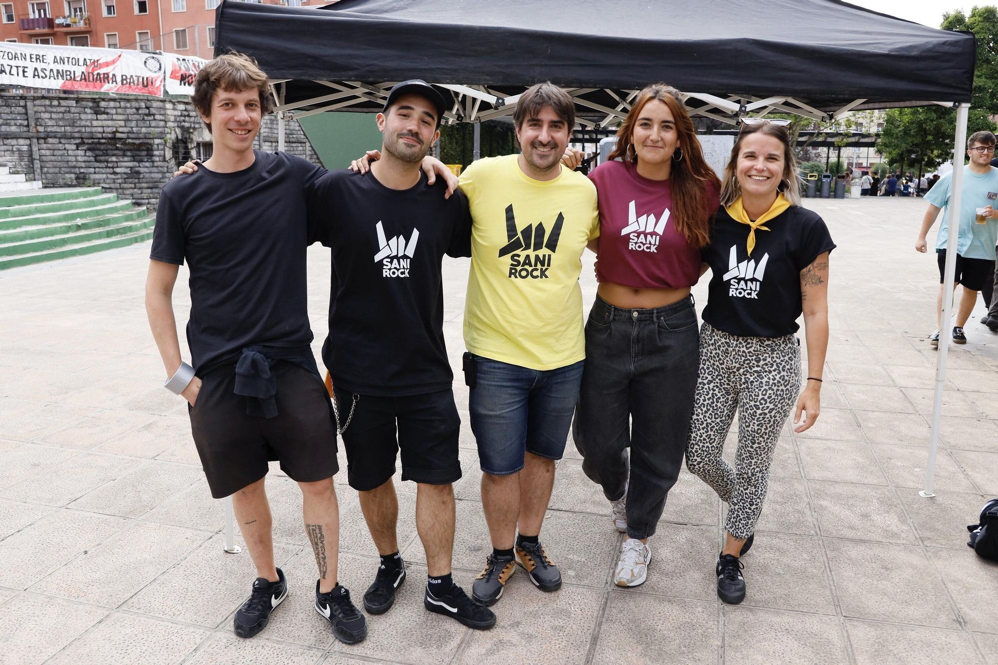 Iker Alonso,  Markel Montaño, Asier ‘Papos’, Ainhoa Etxautz y Marina Iturri forman parte de la organización del Sani Rock, que celebró una nueva edición ayer en la plaza de Levante.