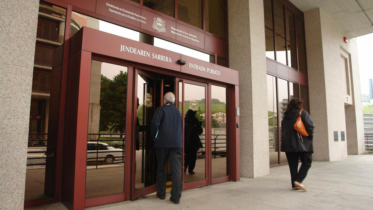 Varias personas acceden a la sede de la Hacienda de Gipuzkoa.