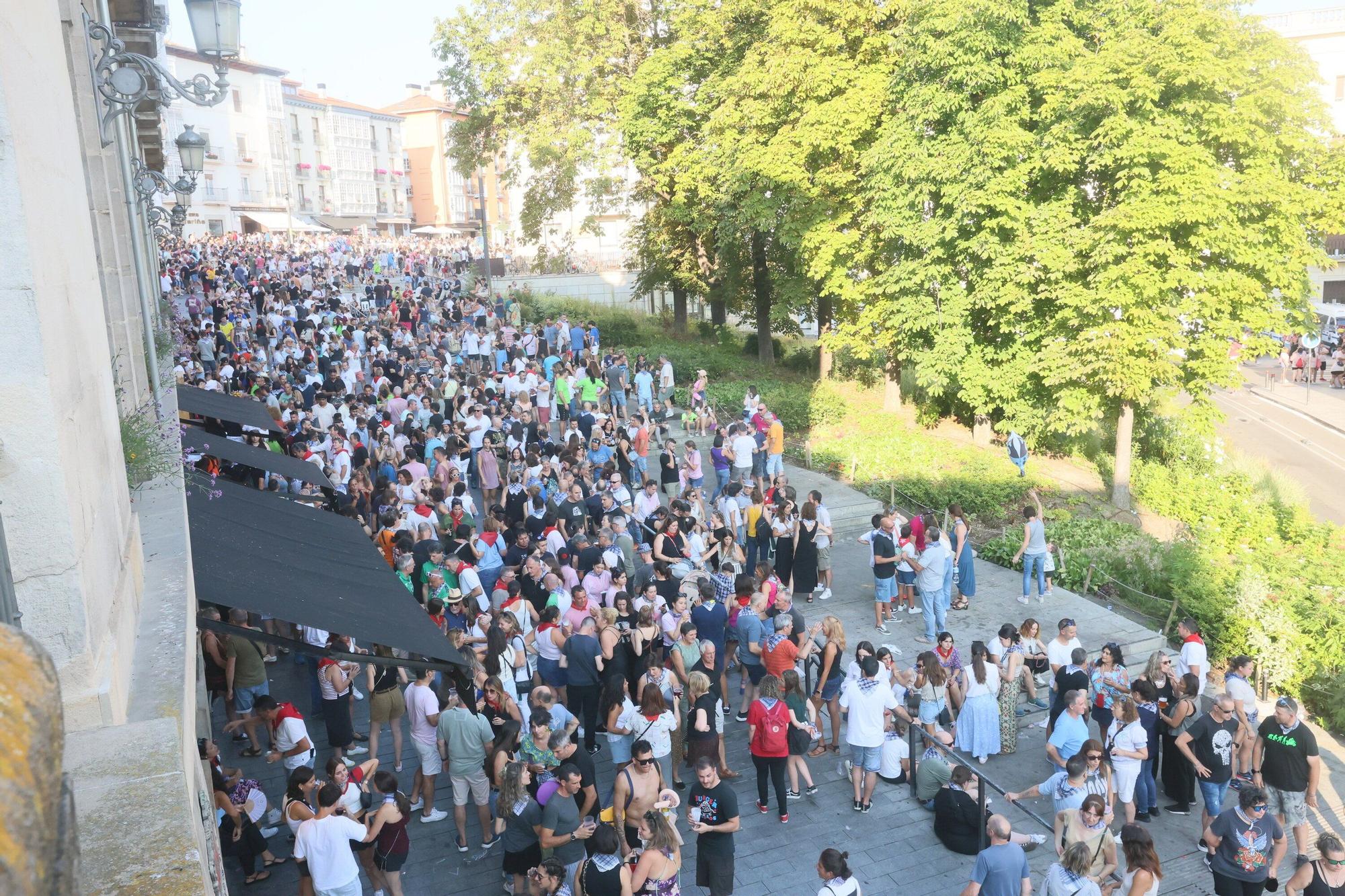 En imágenes: Vitoria sale a la calle a celebrar La Blanca tras el txupinazo
