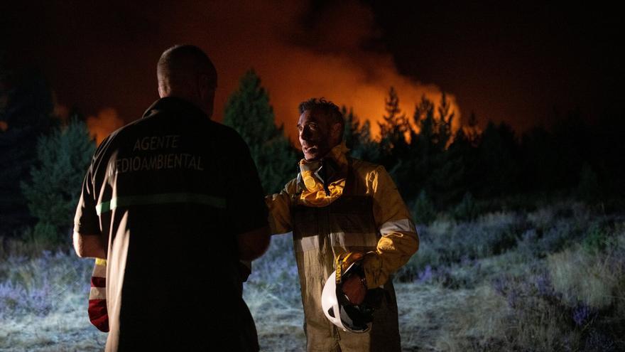 Grok, la IA de X, la lía al decir que la foto de bomberos forestales durmiendo en el suelo es falsa