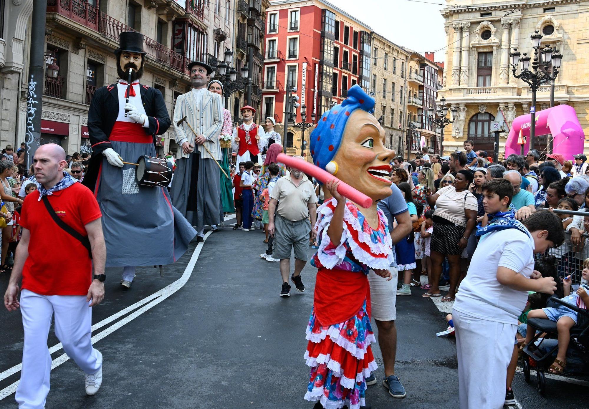 En imágenes: Los gigantes y cabezudos despiden Aste Nagusia a lo grande
