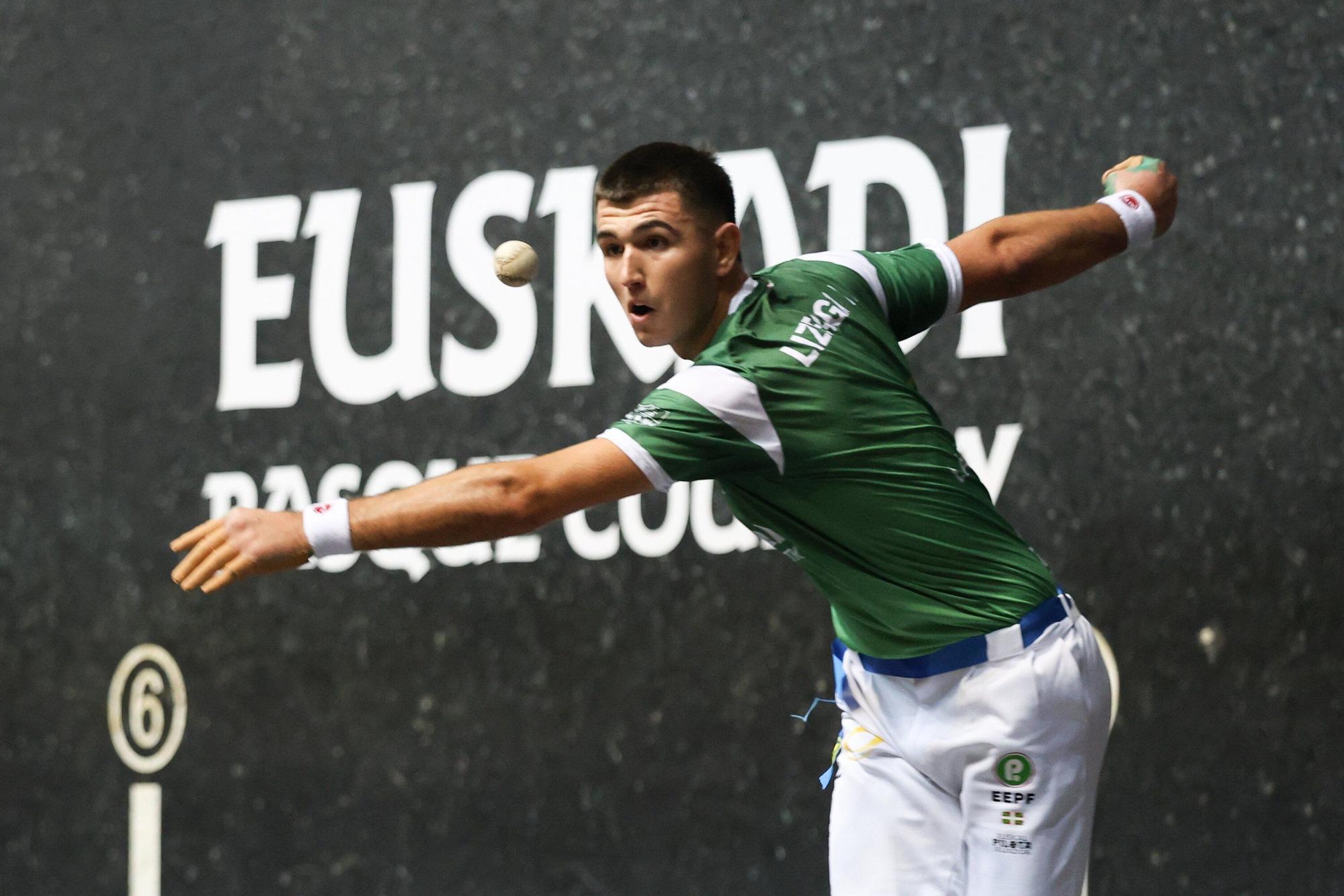 Óscar Lerena supera a Eñaut Lizeaga (Euskal Selekzioa) en el mano individual de la Liga de Naciones de 36 metros.