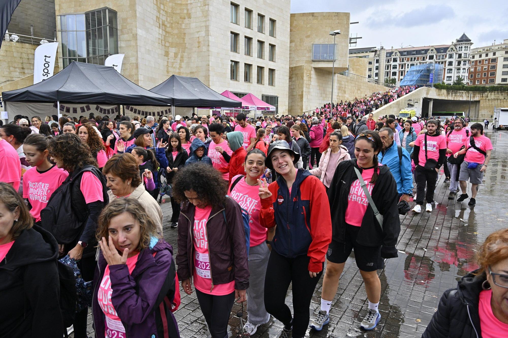 En imágenes: los paraguas tiñen la marea rosa de Bilbao