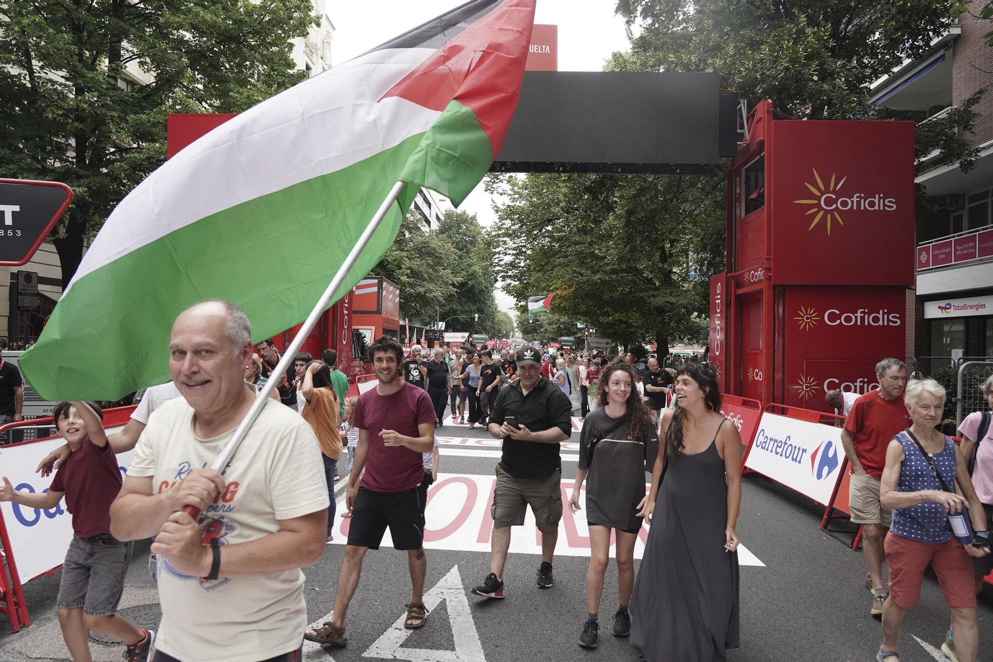 En imágenes: protesta contra el Israel al paso de la La Vuelta por Bilbao