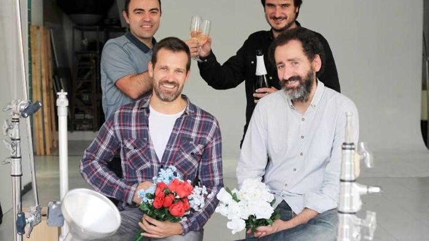 Moriarti produktorako kide guztiak, pozik. Moriarti produktorako kide guztiak, pozik.