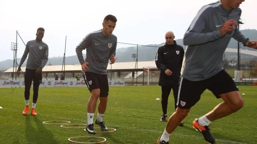 Ager Aketxe, junto a Iturraspe y Williams, durante un ejercicio en la sesión de ayer en Lezama. Foto: Juan Lazkano