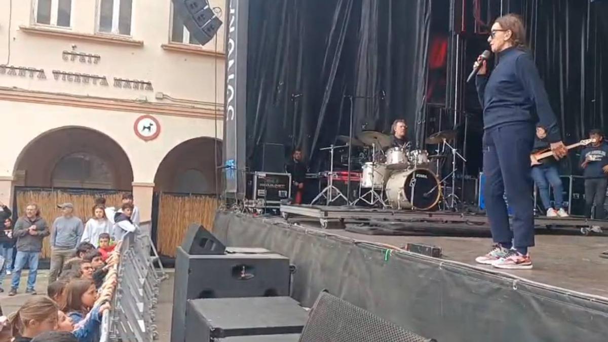 Divertidas pruebas de sonido de Luz Casal ante el alumnado del colegio Santa Vicenta María de Cascante