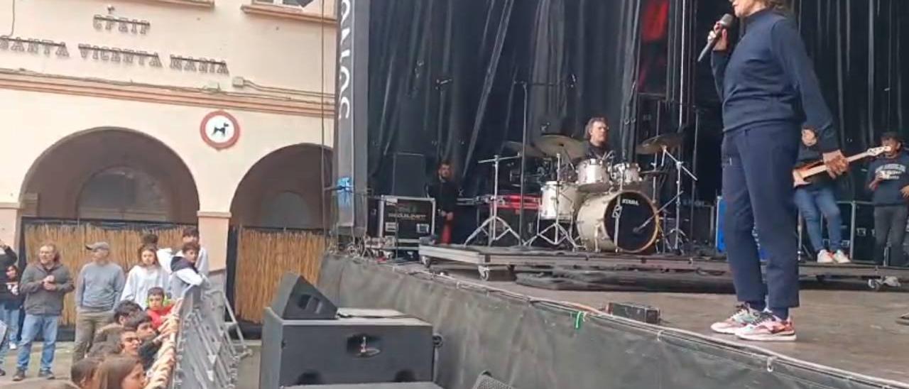 Divertidas pruebas de sonido de Luz Casal ante el alumnado del colegio Santa Vicenta María de Cascante