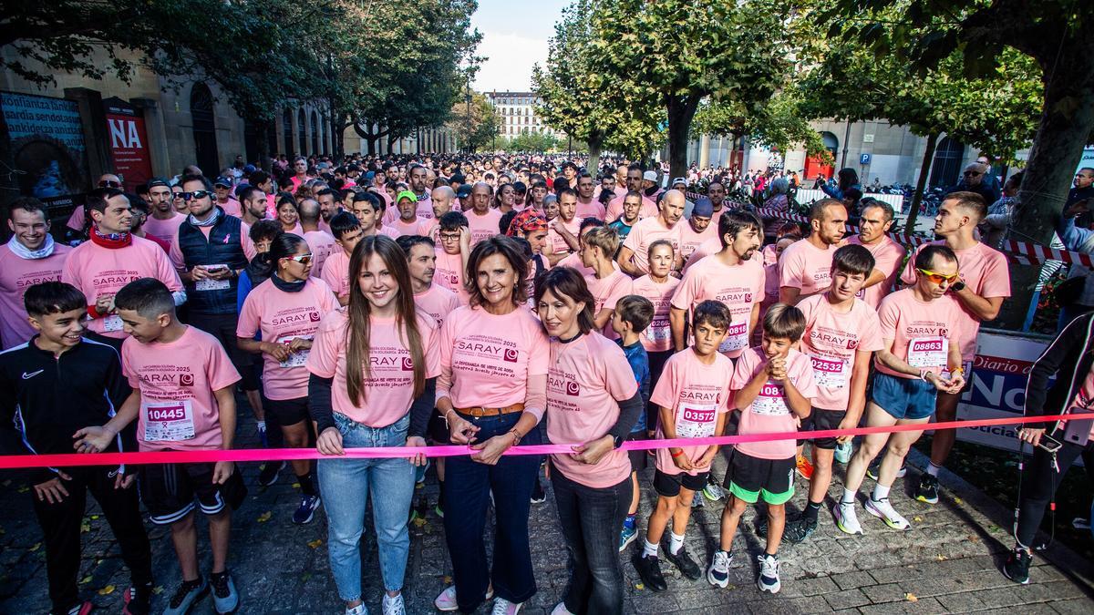 Corte de la cinta para dar inicio a la carrera solidaria.