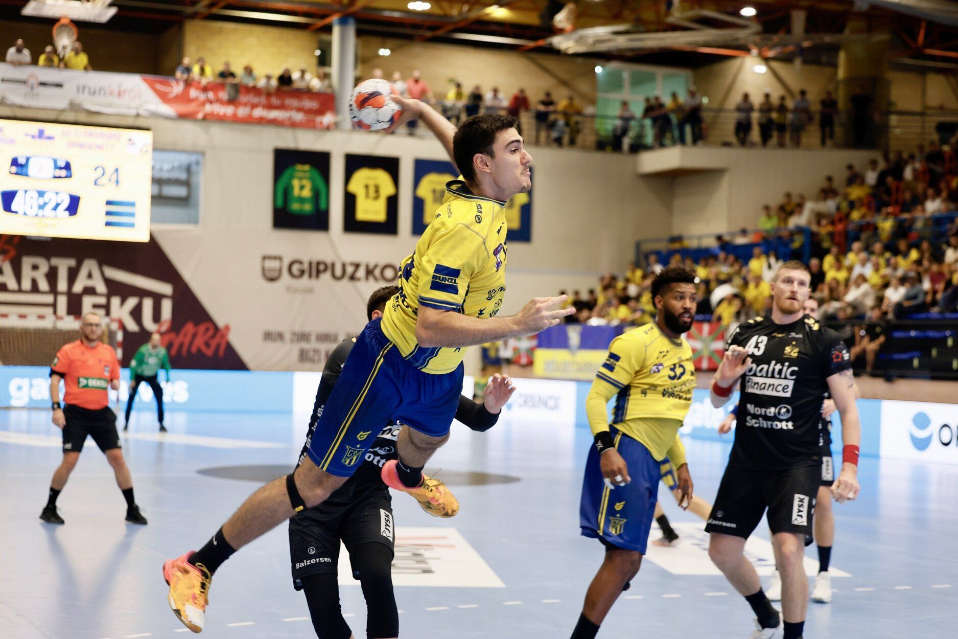 El jugador del Irudek Bidasoa Irun Tito Díaz, en el partido ante el Flensburg alemán