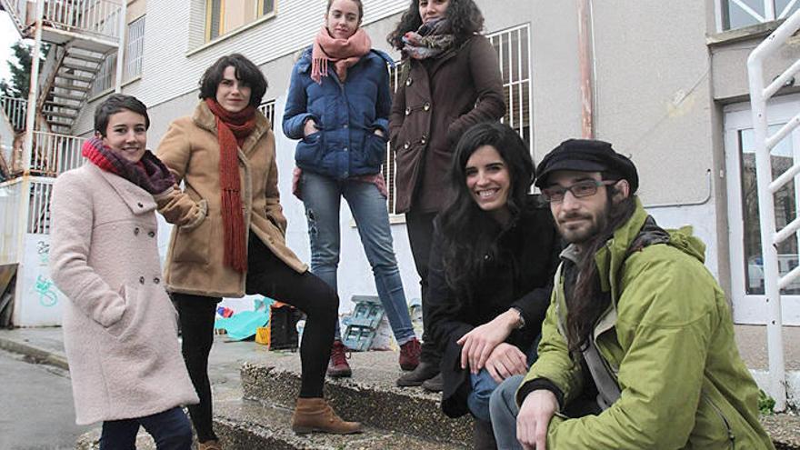 Junto a estas líneas, de i a d, Lilia Aizkorbe, Maddi Barber, Ioar Cabodevilla, Idoia Zalguizuri, Uxua Domblás y Oier Bravo Urtasun, socios de Jazar, en la fachada de la antigua ikastola Jaso.