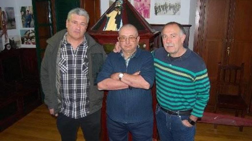 José Ángel Mora, en el centro, con miembros de Arbustain, en la cofradía.