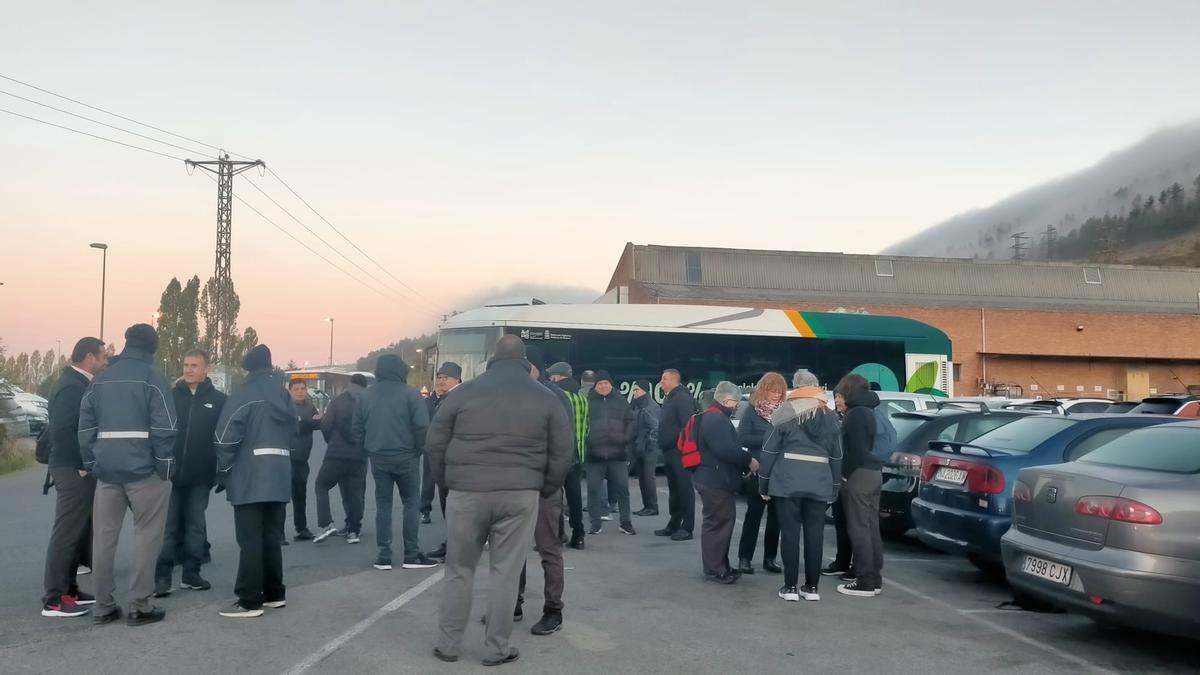 Conductores el pasado viernes en los exteriores de las cocheras de las villavesas.