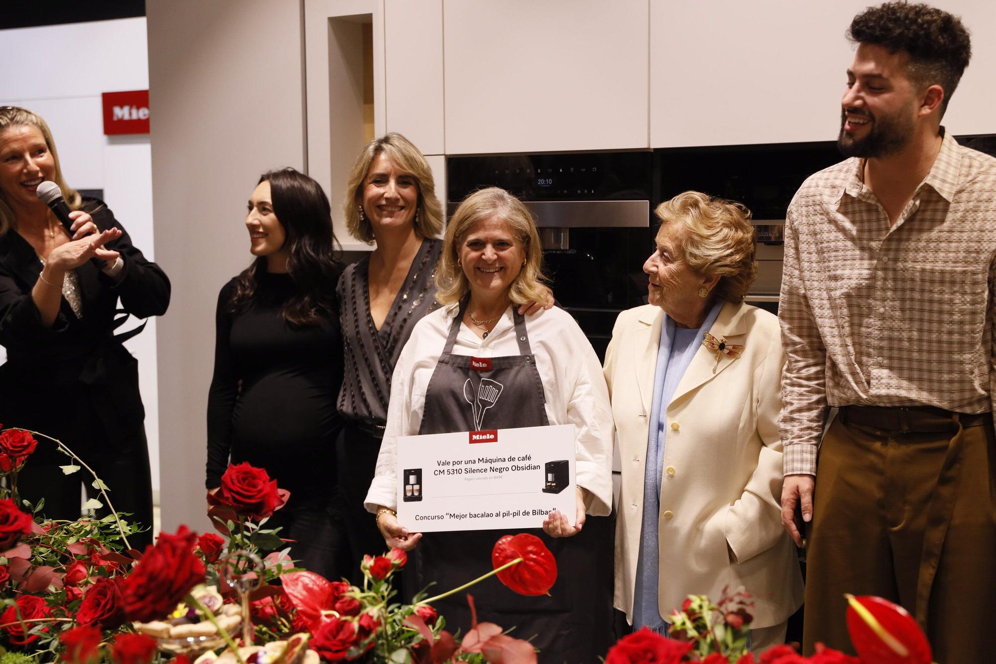 Mónica Artiach, proclamada vencedora del concurso de bacalao al pil-pil en el Miele Experience Center de Bilbao.