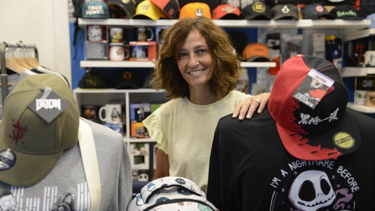  Isabel, encargada de la tienda Friking