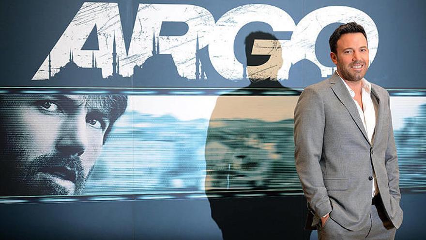 El actor y director estadounidense Ben Affleck posa para los fotógrafos durante un pase gráfico de su película &quot;Argo&quot;.