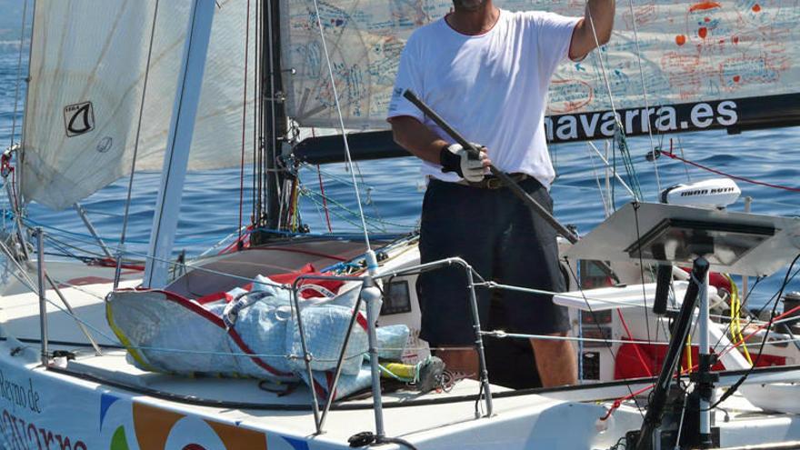 Charli Lizancos, a bordo de su en su velero.