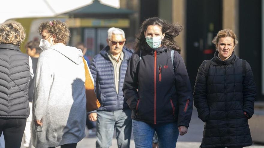 Varias personas caminan por la calle en Donostia.