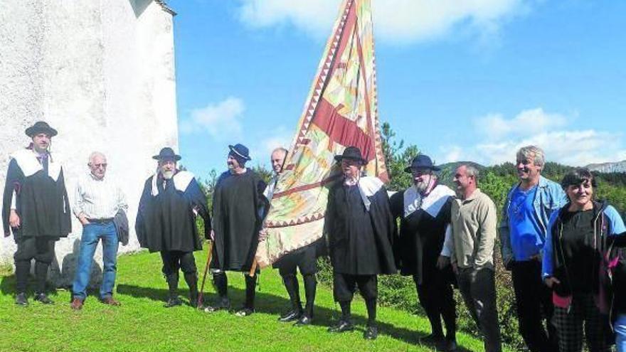 Representantes roncaleses y ansotanos, junto a la ermita de Nuestra Señora de Puyeta.