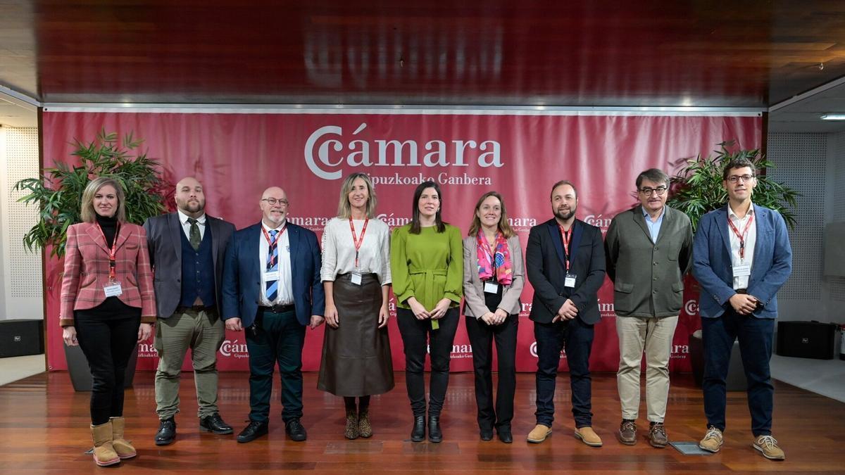 Representantes de Gipuzkoa, Euskadi y Nueva-Aquitania, en el encuentro transfronterizo celebrado ayer en la Cámara de Gipuzkoa, en Donostia.