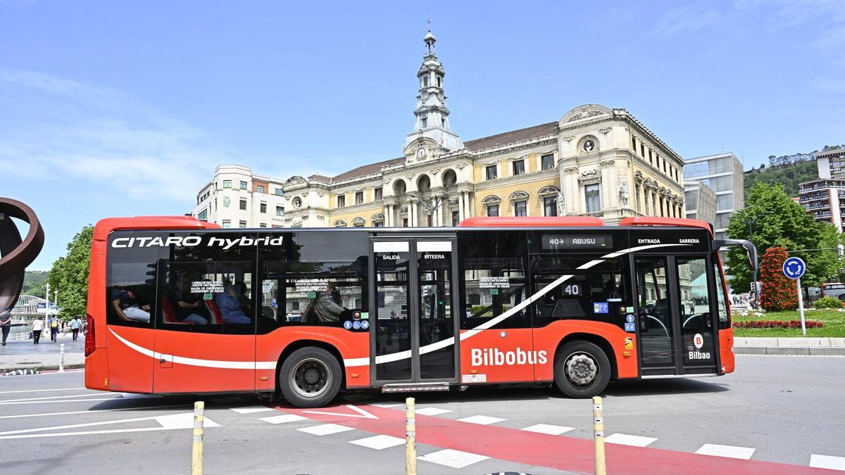 Una unidad de Bilbobus circula frente al ayuntamiento de Bilbao.
