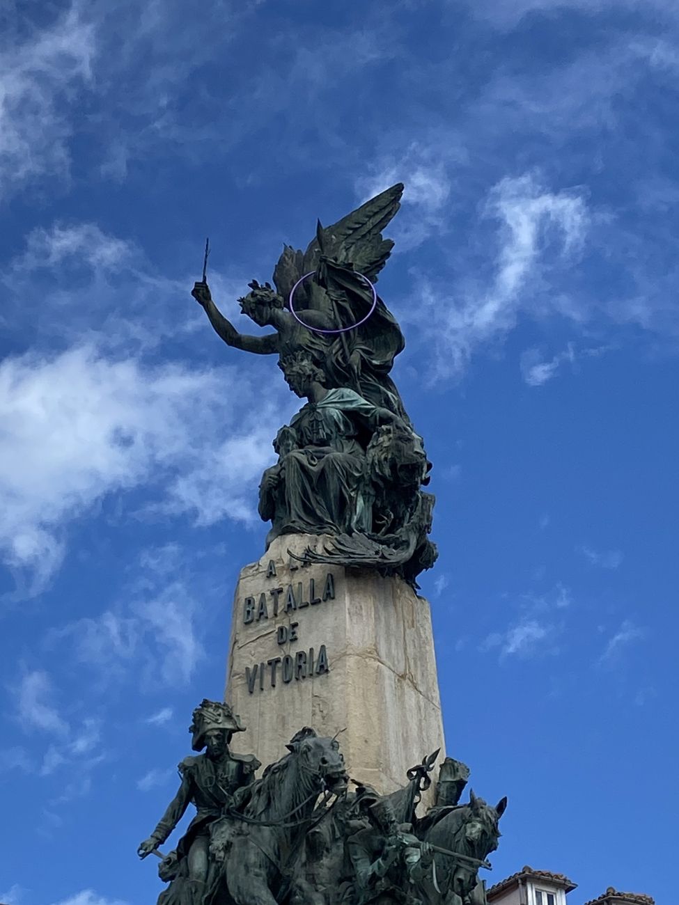 Aro morado colgado en el Monumento a la Batalla de Vitoria