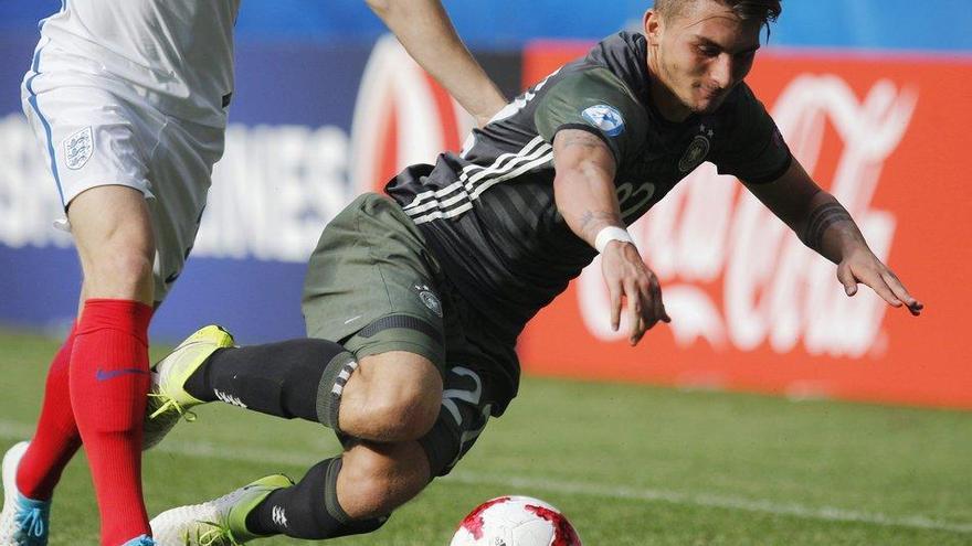 El centrocampista alemán Maximilian Philipp trata de controlar un balón durante un encuentro de semifinales ante Inglaterra durante el Europeo sub-21 disputado en Tychy, Polonia,el 27 de junio.