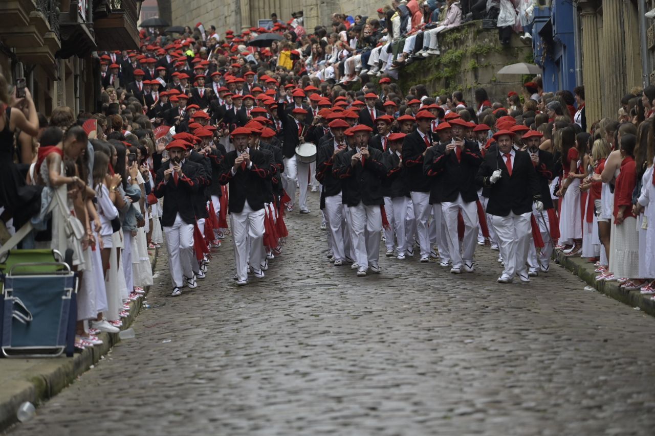 El Alarde desfila por las calles de Hondarribia