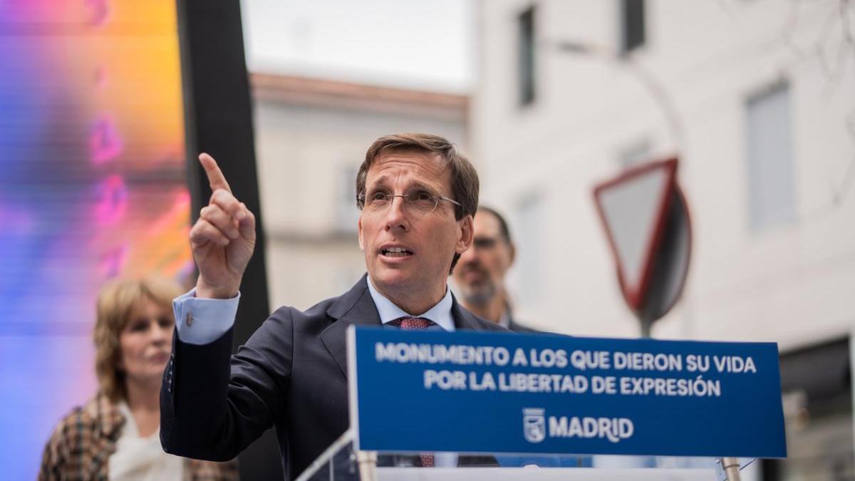 El alcalde de Madrid, José Luis Martínez-Almeida, durante la presentación de un monumento en recuerdo a los caídos por la libertad de expresión.