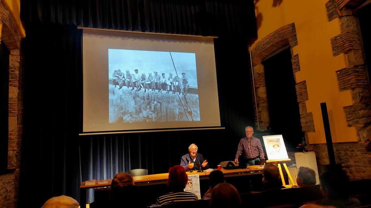 La icónica fotografía se proyectó en una abarrotada kultur etxea de Balmaseda durante la presentación.