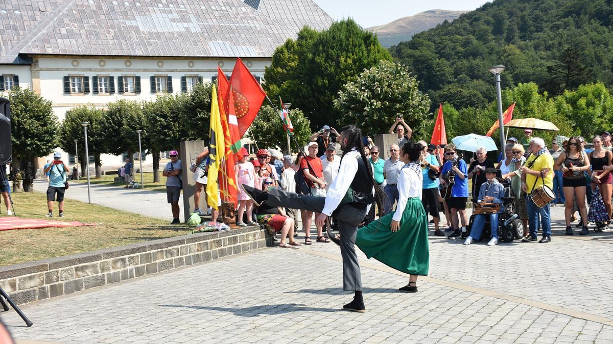 Aurresku de bienvenida en Roncesvalles, a cargo de Oier Zaldua y Maider Zalba.