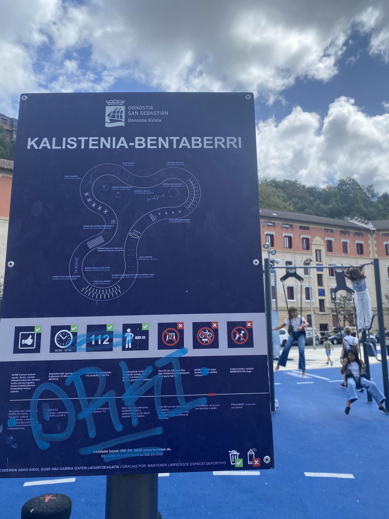 Cartel sobre el parque de calistenia en Benta Berri