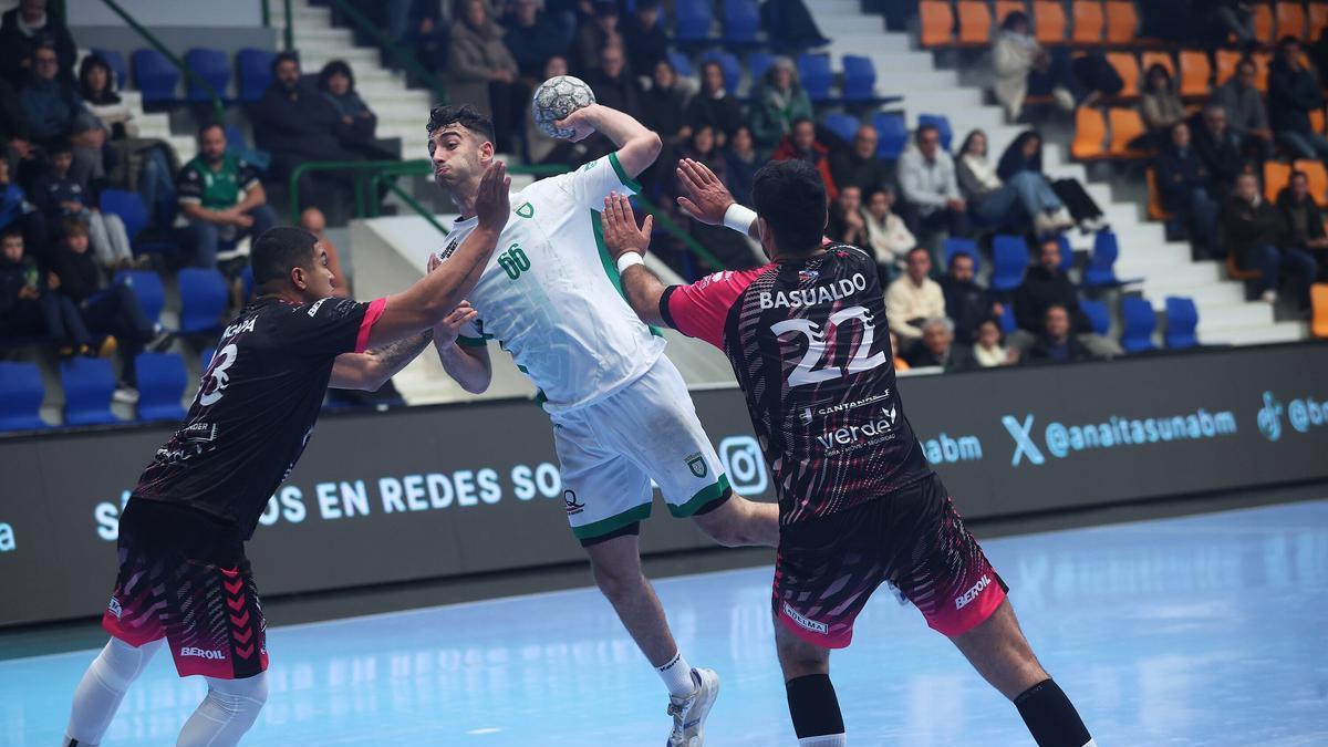 Ibai Etxarte, que logró 9 goles, lanzando a portería.