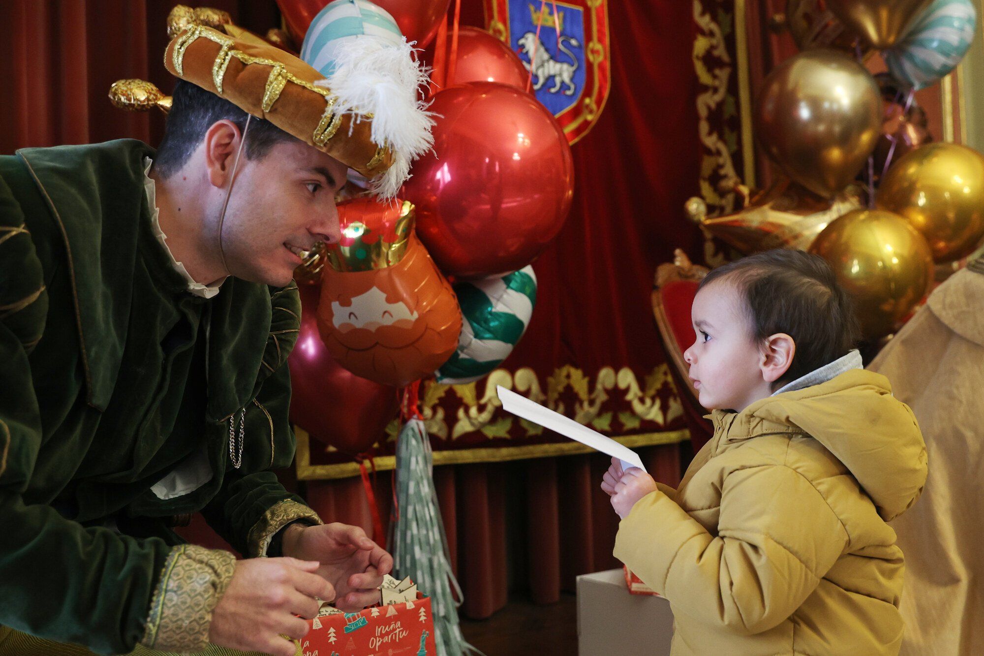 Cientos de jóvenes de Pamplona entregan sus cartas a los pajes de los Reyes Magos