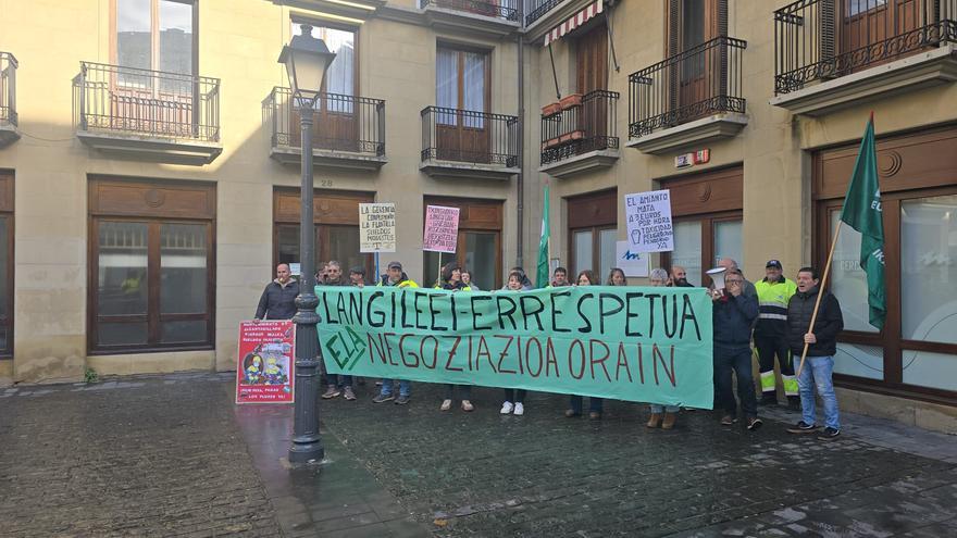Los trabajadores de Servicios de Txingudi continúan la huelga por el bloqueo del convenio