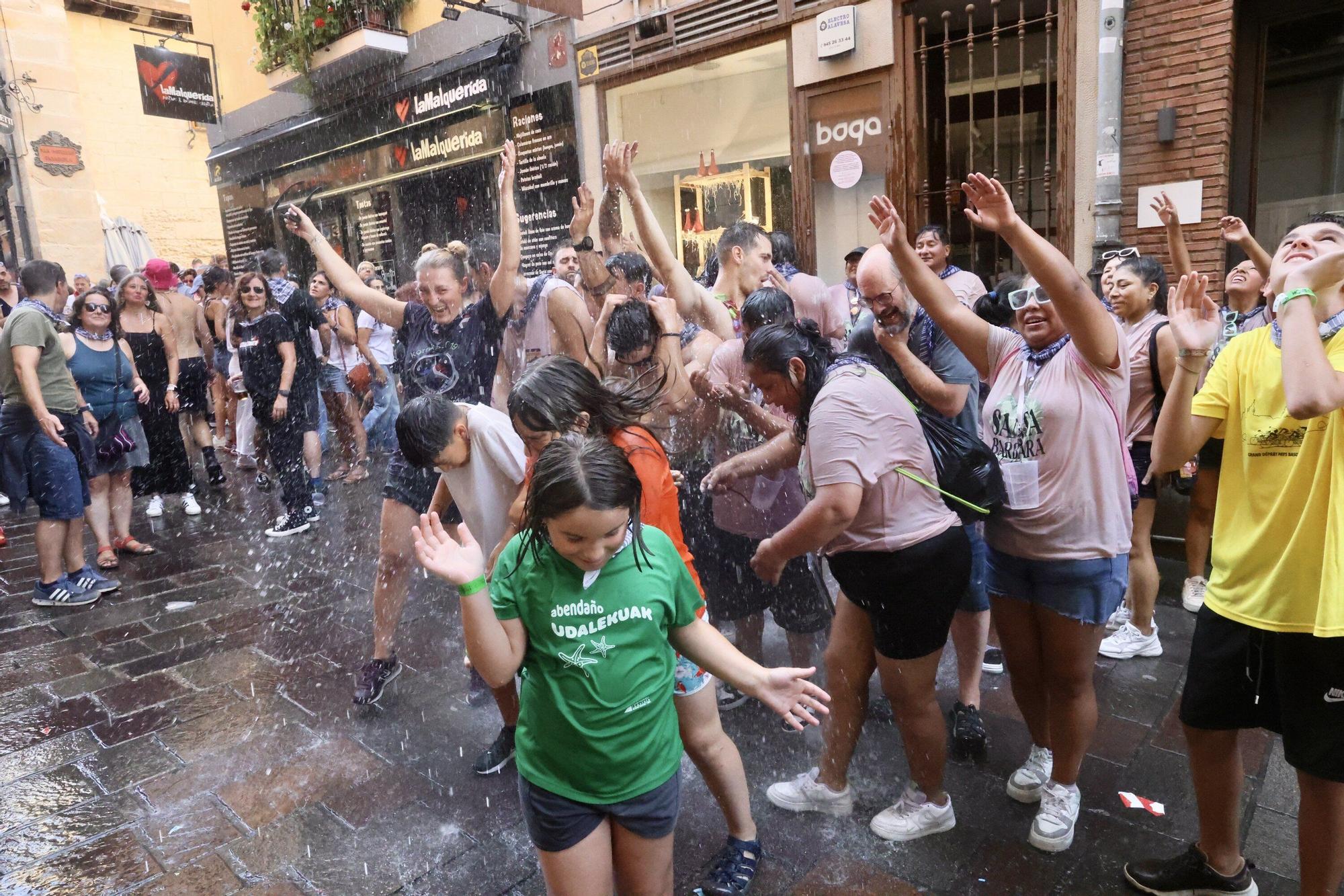 En imágenes: Vitoria sale a la calle a celebrar La Blanca tras el txupinazo