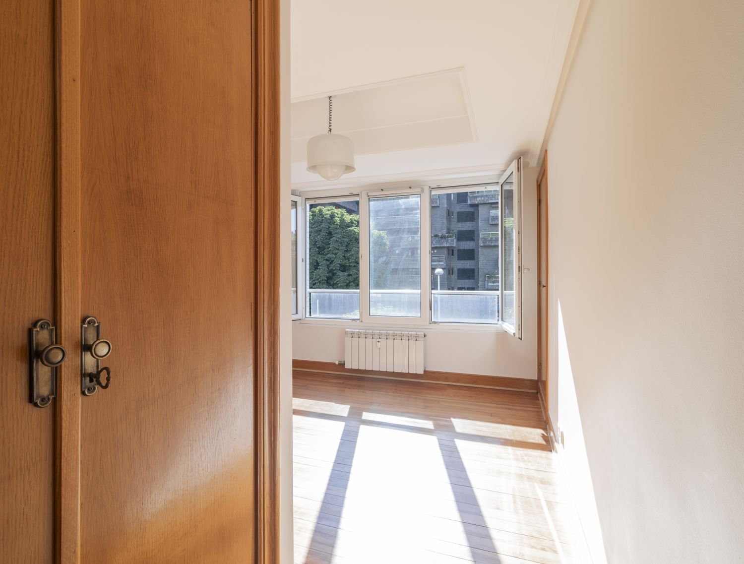Próximo a la playa de Ondarreta piso con terraza en buen estado con trastero y garaje cerrado cercano a vivienda